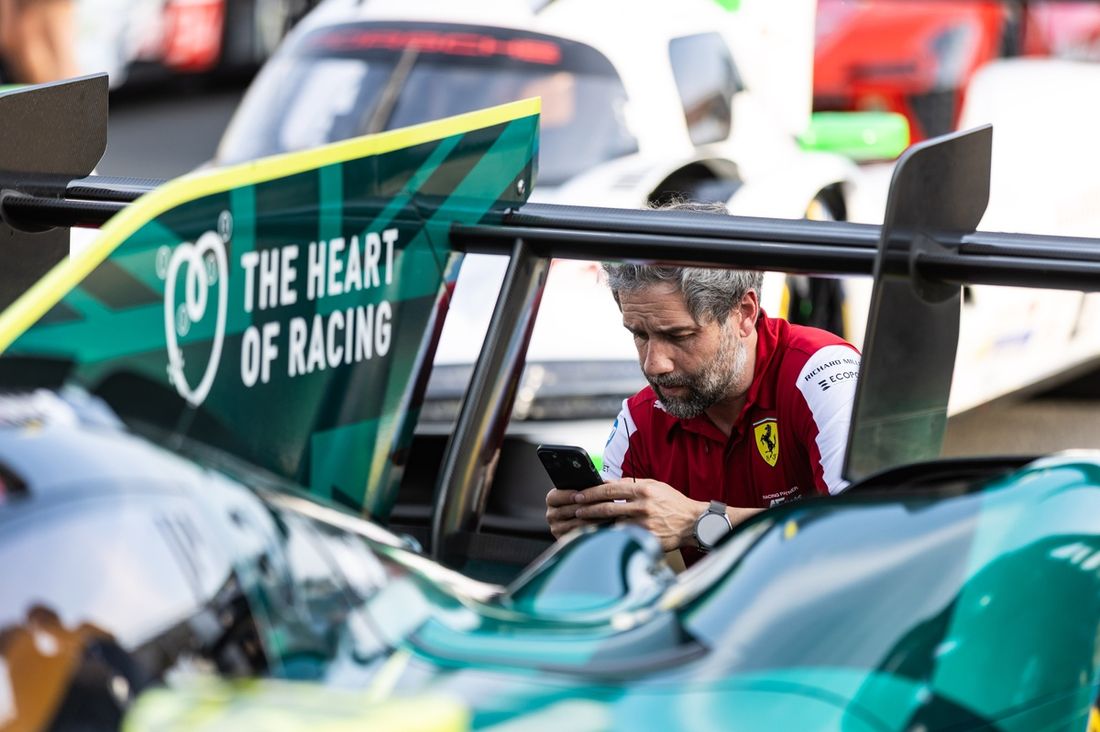  Ingenieros de Ferrari inspeccionan el Aston Martin Thor Team Valkyrie #007