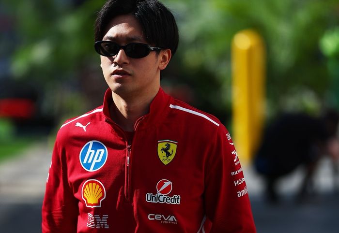 Zhou Guanyu, Ferrari arrives in the Paddock