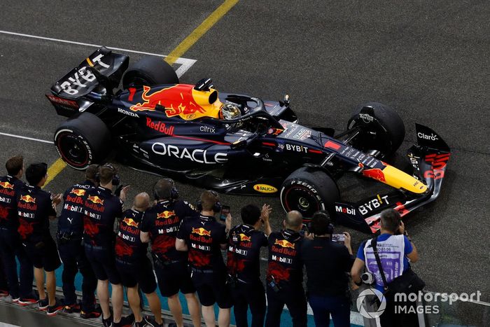 Max Verstappen, Red Bull Racing RB18, 1ª posición, pasa por el muro de boxes de Red Bull al conseguir la victoria