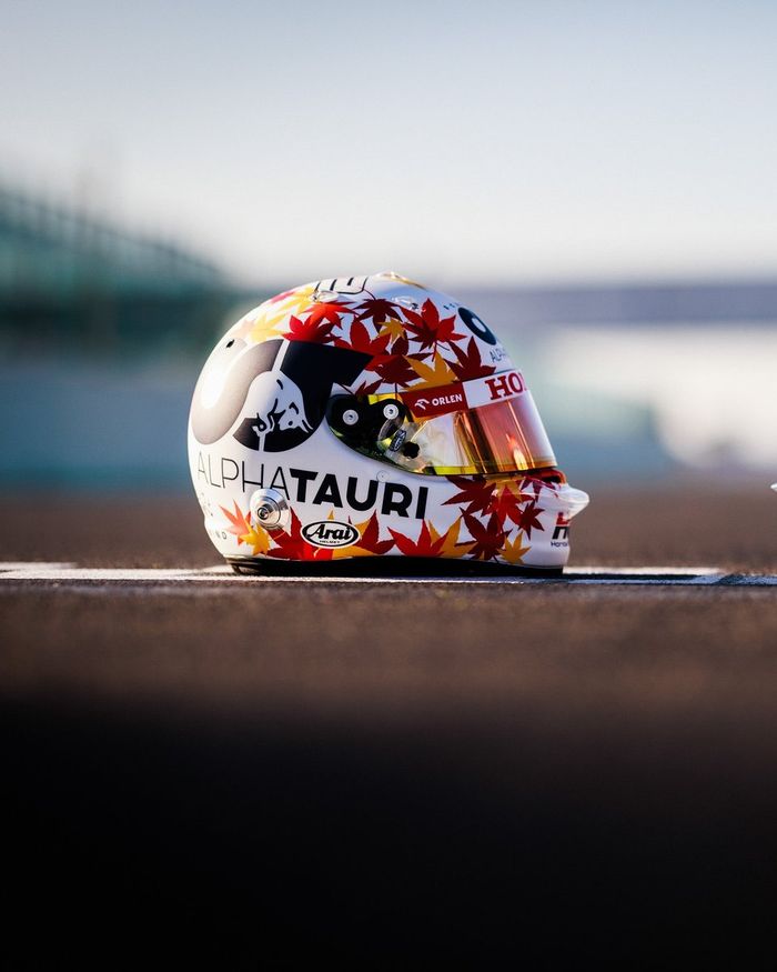 角田裕毅が2023年に使う『神デザイン』ヘルメットを公開。風の加護受け