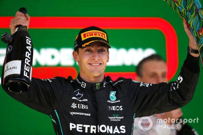 Podio: ganador George Russell, Mercedes AMG