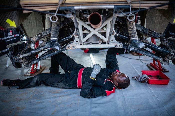 #200 Toyota Gazoo Racing Toyota, mechanic at work