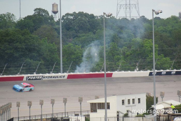 Fuego de hierba detrás de las curvas 1 y 2