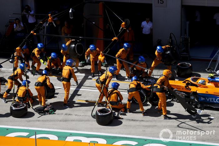 Lando Norris, McLaren MCL35 pit stop 