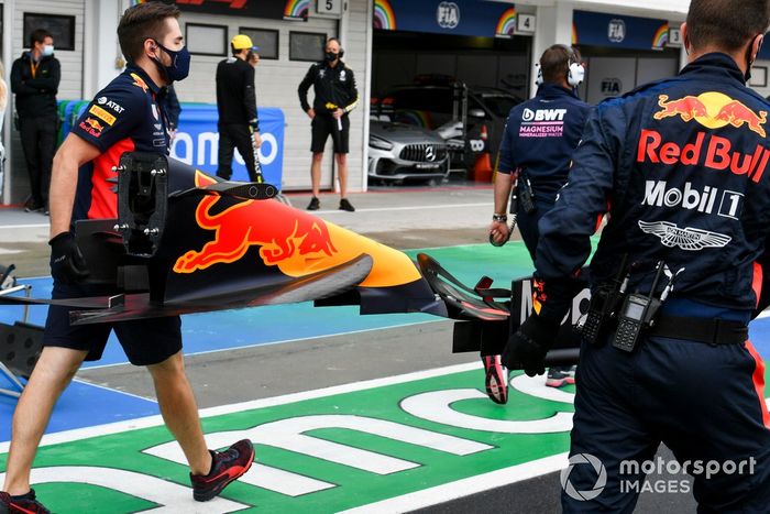 Monoplaza de Max Verstappen, Red Bull Racing RB16 es reparado tras chocar previo a la carrera