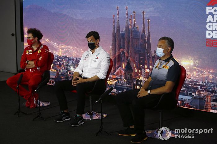Mattia Binotto, director del equipo Ferrari, Toto Wolff, director ejecutivo Mercedes AMG y Mario Isola, director de carreras, Pirelli Motorsport 