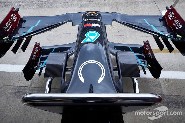 Emblema de la herradura en homenaje a Stirling Moss en el Mercedes F1 W11