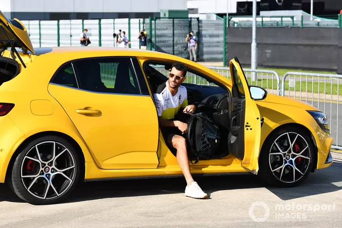Daniel Ricciardo, Renault F1, llega al circuito