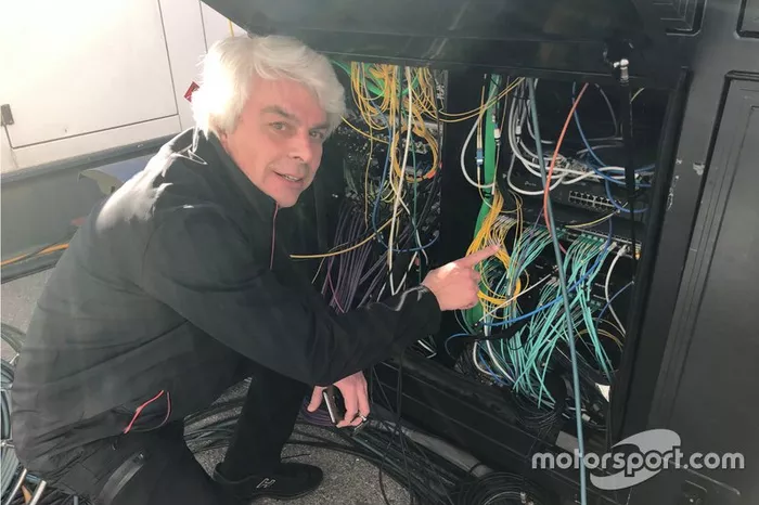Roberto Dalla controlla il server Formula 1 ai test di Barcellona