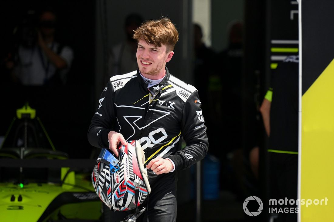 Dan Ticktum, de Gran Bretaña y Kiro Race Co, mira mientras baja por el pit lane