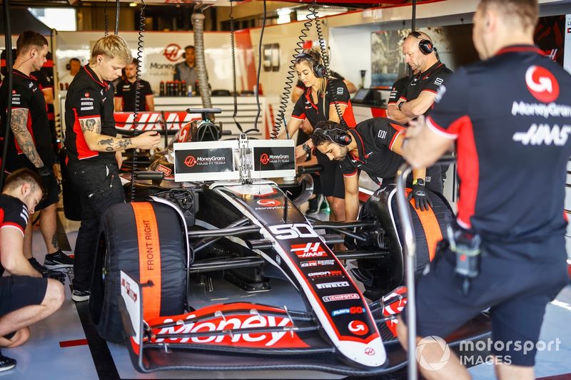 Mecánicos trabajan en el coche de Ryo Hirakawa, Haas VF-24