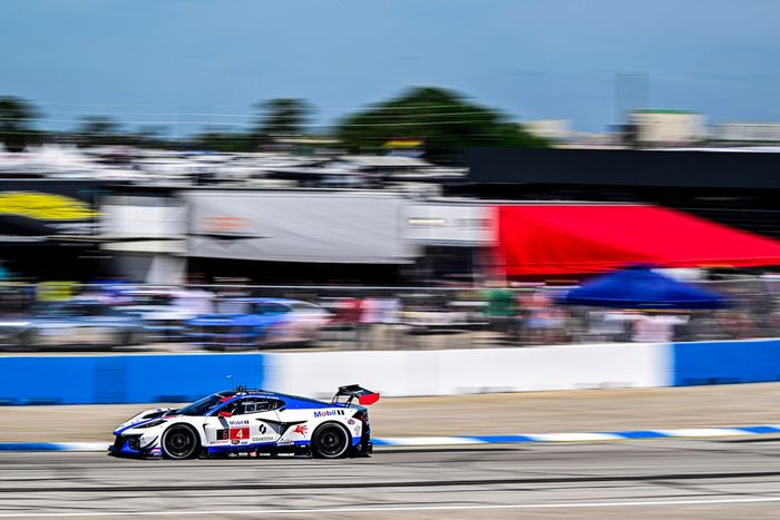 #4 Corvette Racing by Pratt Miller Motorsports Corvette Z06 GT3.R: Tommy Milner, Nicky Catsburg, Nico Varrone