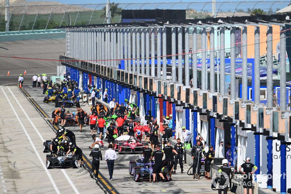 Los equipos se preparan para conducir en el Pitlane