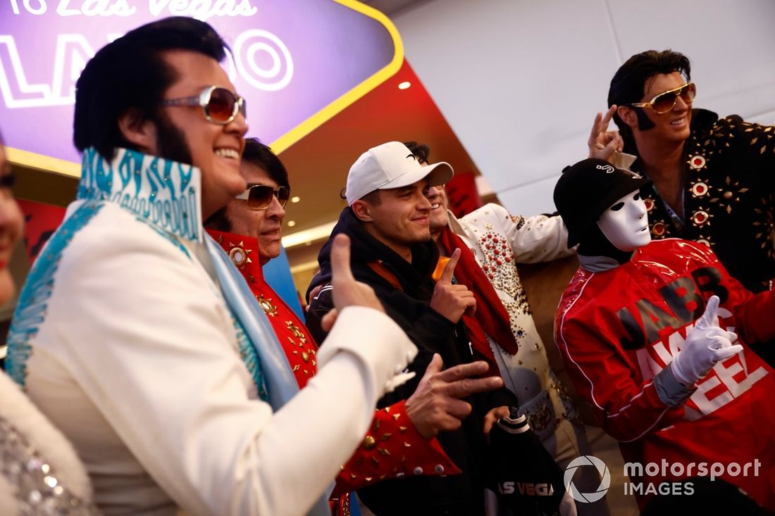 Lando Norris, da equipa McLaren F1, chega à pista 