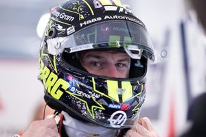 Nico Hulkenberg, Haas F1 Team, na garagem

