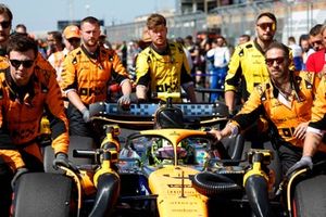 Os mecânicos empurram Lando Norris, McLaren MCL38, para a sua posição na grelha