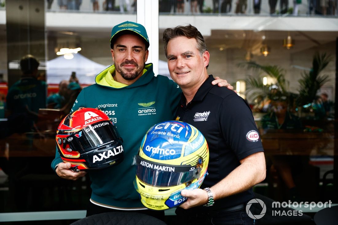Fernando Alonso, el equipo Aston Martin de F1 y la estrella de la NASCAR Jeff Gordon intercambian cascos