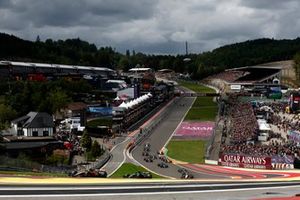 Lando Norris, McLaren MCL60, Fernando Alonso, Aston Martin AMR23, Yuki Tsunoda, AlphaTauri AT04, el resto de los participantes en la vuelta de formación.