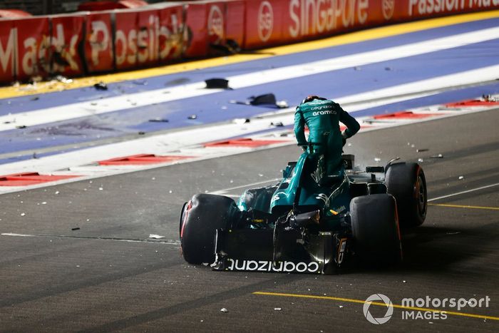Lance Stroll, Aston Martin AMR23, sale de su coche gravemente dañado tras un accidente al final de la Q1.