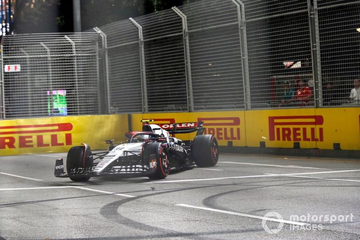 Yuki Tsunoda, AlphaTauri AT04, se recupera tras un giro