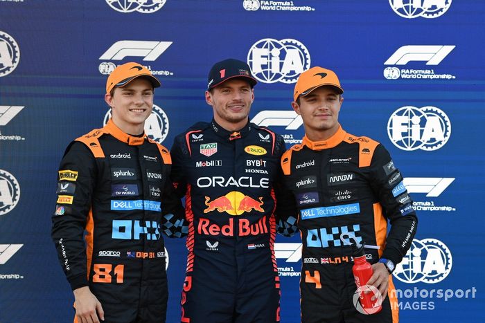 Los tres primeros clasificados Oscar Piastri, McLaren, el hombre de la pole Max Verstappen, Red Bull Racing, Lando Norris, McLaren