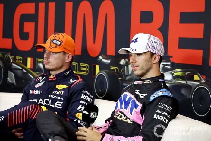 Max Verstappen, Red Bull Racing, 1ª posición, Pierre Gasly, Alpine F1 Team, 3ª posición, en la rueda de prensa posterior al sprint.