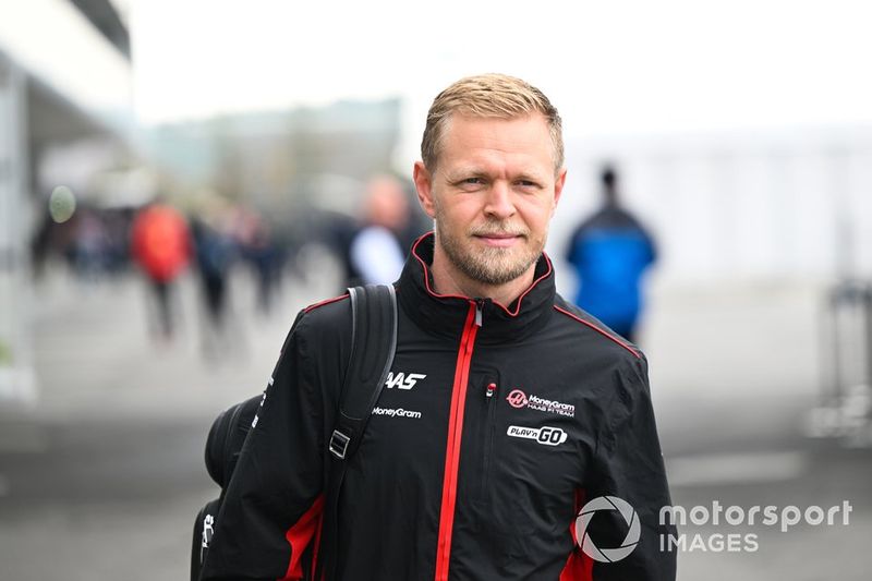 Kevin Magnussen, Haas F1 Team, llega al paddock