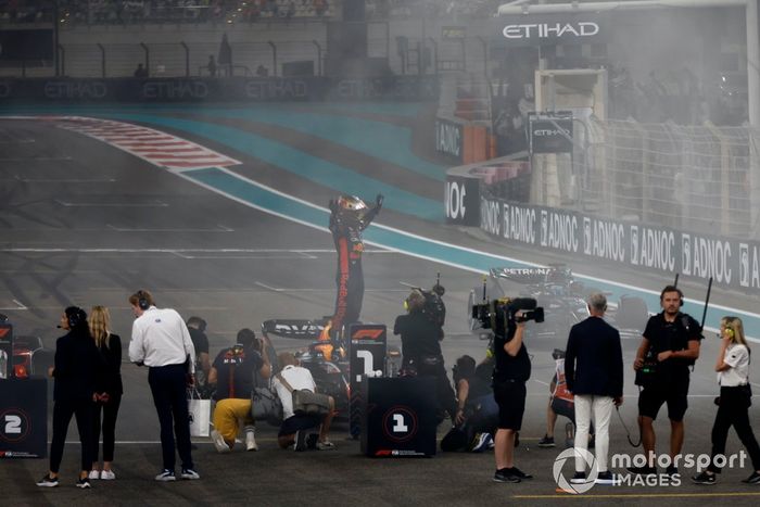 Max Verstappen, Red Bull Racing, 1ª posición, lo celebra en la parrilla tras la carrera