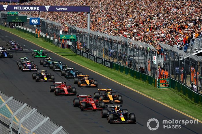 Max Verstappen, Red Bull Racing RB20 el campo en la salida de la carrera