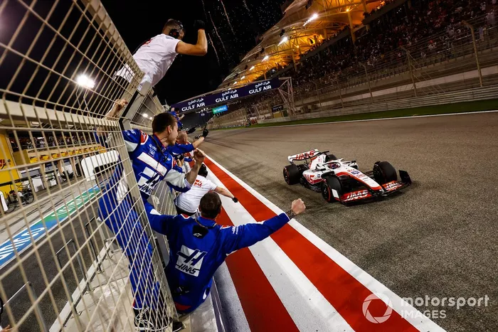 Kevin Magnussen, Haas VF-22, es recibido por su equipo en la meta