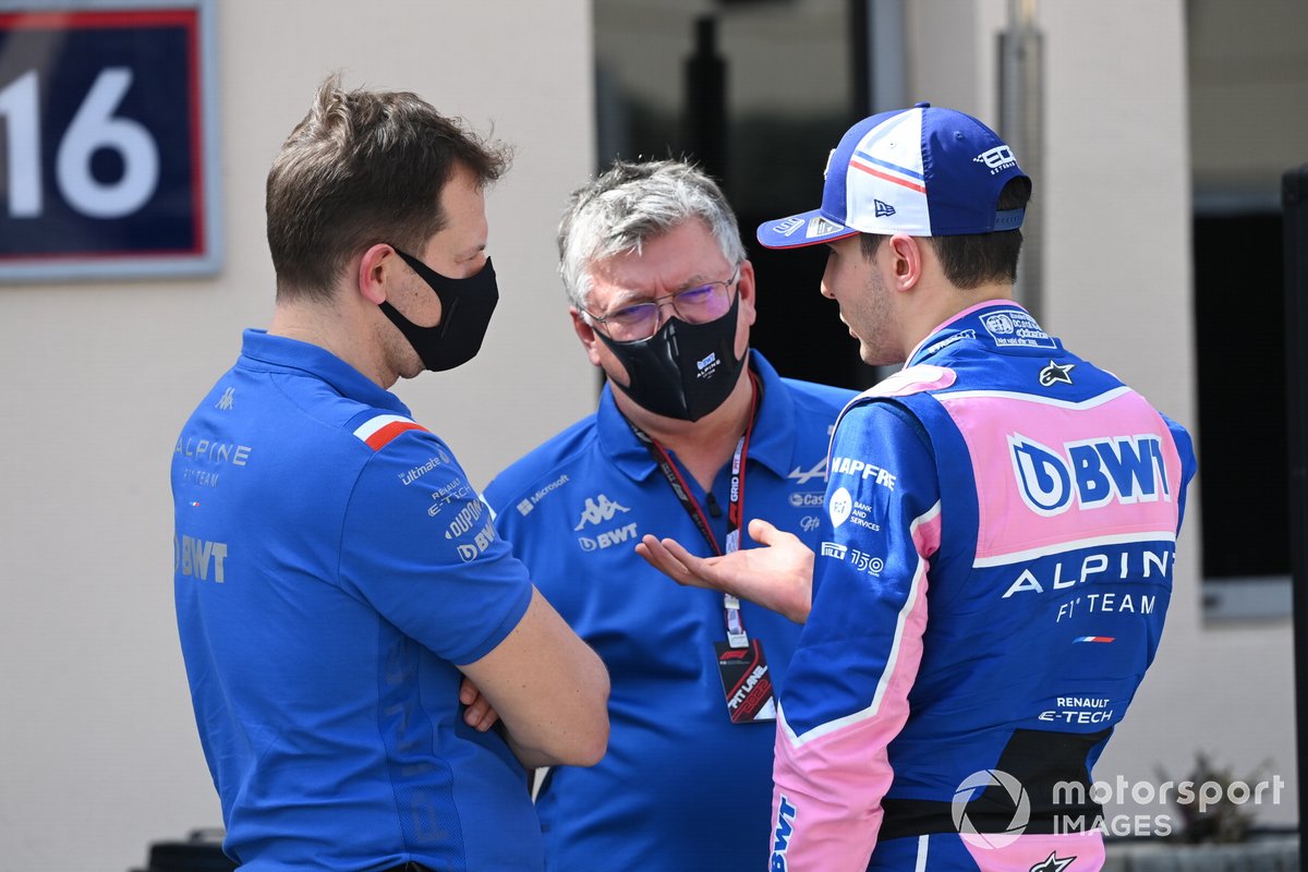 Otmar Szafnauer, jefe de Alpine F1, Esteban Ocon, Alpine F1 Team.