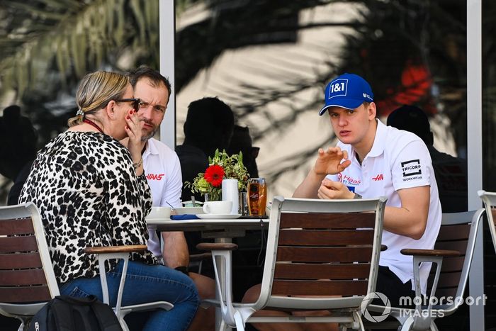 Mick Schumacher, Haas F1 Team, desayunando