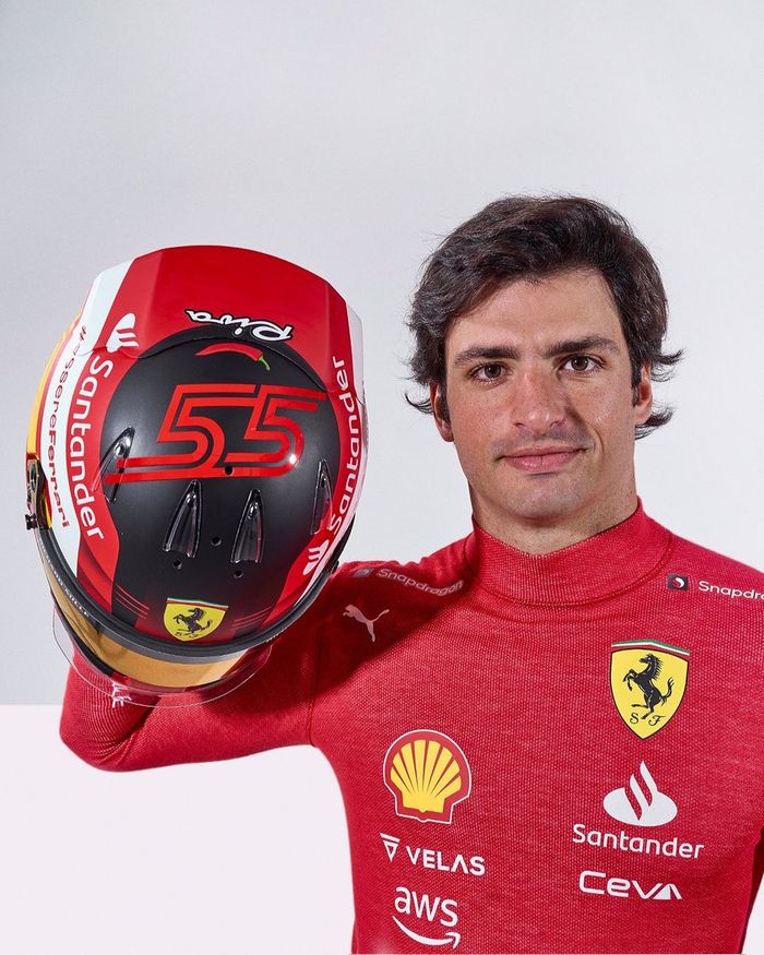 Casco de Carlos Sainz para la F1 2022