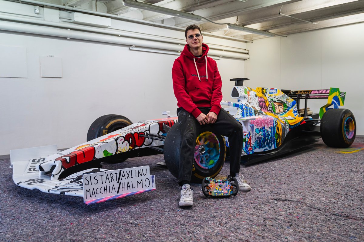 Jisbar posa seduto sulla F1 che ha dipinto in onore di Ayrton Senna