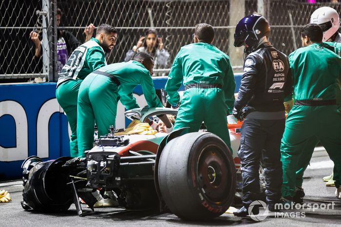 Los oficiales de pista y los médicos atienden a Mick Schumacher, Haas VF-22, tras un fuerte accidente en la Q2  