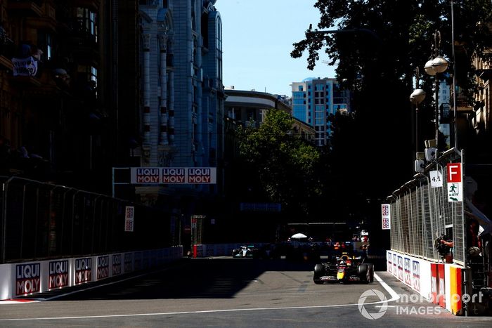 Sergio Pérez, Red Bull Racing RB18, Charles Leclerc, Ferrari F1-75, Max Verstappen, Red Bull Racing RB18, Carlos Sainz, Ferrari F1-75, el resto de la parrilla en la primera vuelta