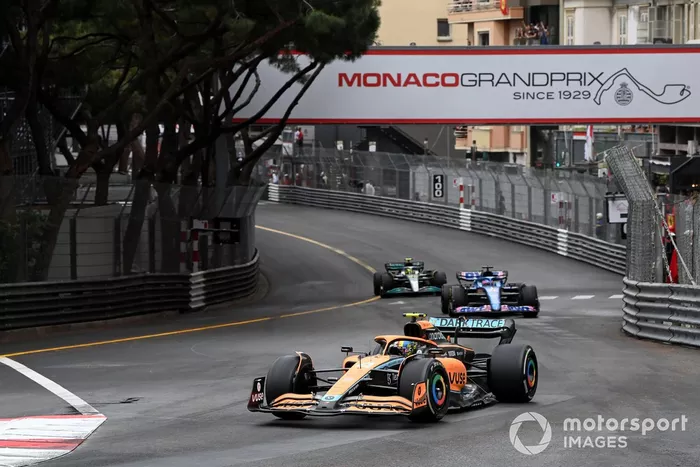 Lando Norris, McLaren MCL36, Fernando Alonso, Alpine A522, Lewis Hamilton, Mercedes W13
