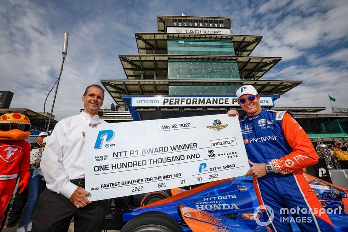 El ganador de la pole, Scott Dixon, Chip Ganassi Racing Honda, celebra su premio de la pole con Kirk Gillette, de NTT Data, y recibe un cheque de 100.000 dólares.
