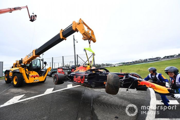 Marshals remove the car of Alexander Albon, Red Bull RB15, with a JCB
