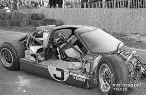 Los restos del coche de Mario Andretti / Lucien Bianchi's Holman Moody Racing, Ford GT40 Mk4