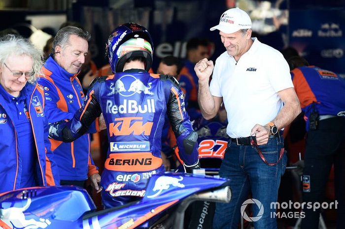 Poncharal felicitando a Lecuona el día de su debut en MotoGP con el Tech3, en el GP de Valencia 2019