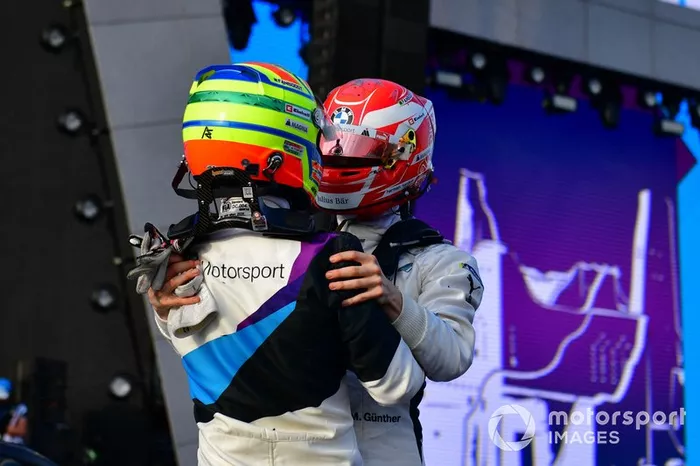 Alexander Sims, BMW I Andretti Motorsports celebrates y Maximilian Gunther, BMW I Andretti Motorsports