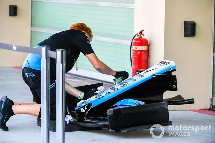 Un mecánico de Williams limpia el morro