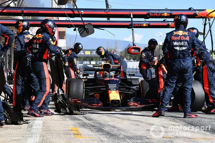 Max Verstappen, Red Bull Racing RB16 pit stop