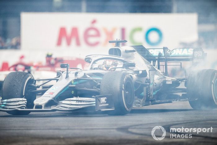 Ganador de la carrera Lewis Hamilton, Mercedes AMG F1 W10 realiza un donut