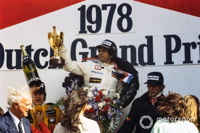 Podio: Ganador de la carrera Mario Andretti, Lotus, segundo lugar Ronnie Peterson, Lotus, tercer lugar Niki Lauda, Brabham