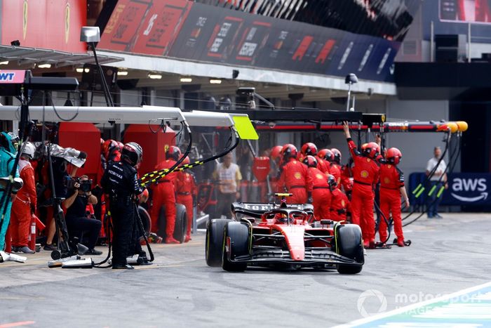 Carlos Sainz, Ferrari SF-23, hace una parada