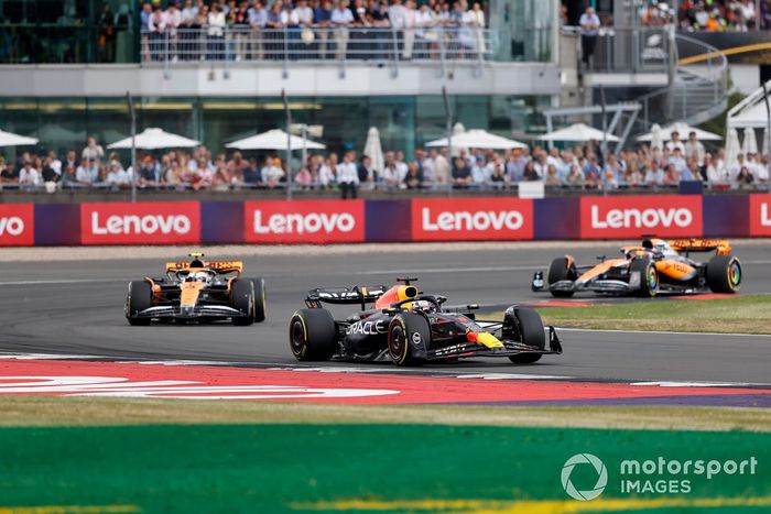 Max Verstappen, Red Bull Racing RB19, Lando Norris, McLaren MCL60, Oscar Piastri, McLaren MCL60