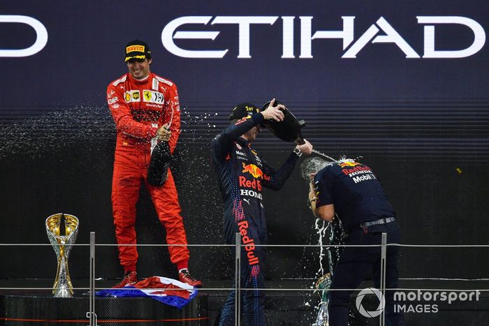Podio: tercer lugar Carlos Sainz Jr., Ferrari, ganador y campeón Max Verstappen, Red Bull Racing, Christian Horner, director del equipo, Red Bull Racing