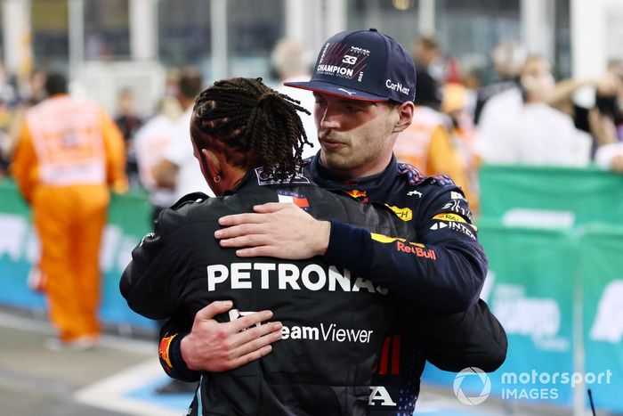 Lewis Hamilton, Mercedes, felicita a Max Verstappen, Red Bull Racing, por su campeonato en el Parc Ferme